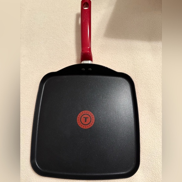 Red and Black T-Fal Square Frying Pan (like new) - Picture 4 of 5